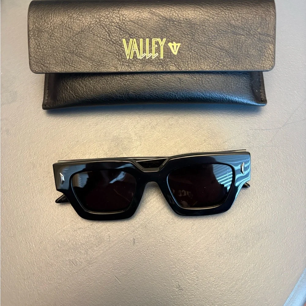 Valley Eyewear Black Geometric Frame Sunglasses